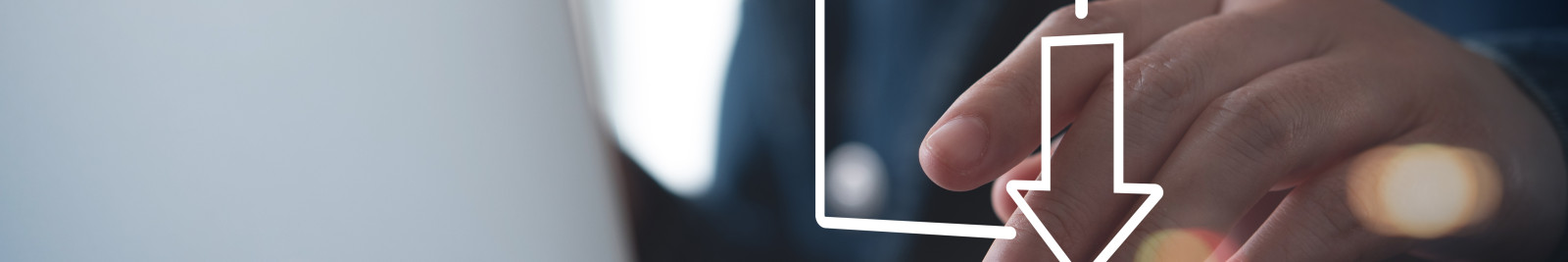 Person tippt auf Laptop, Download-Symbol auf dem Bildschirm sichtbar.